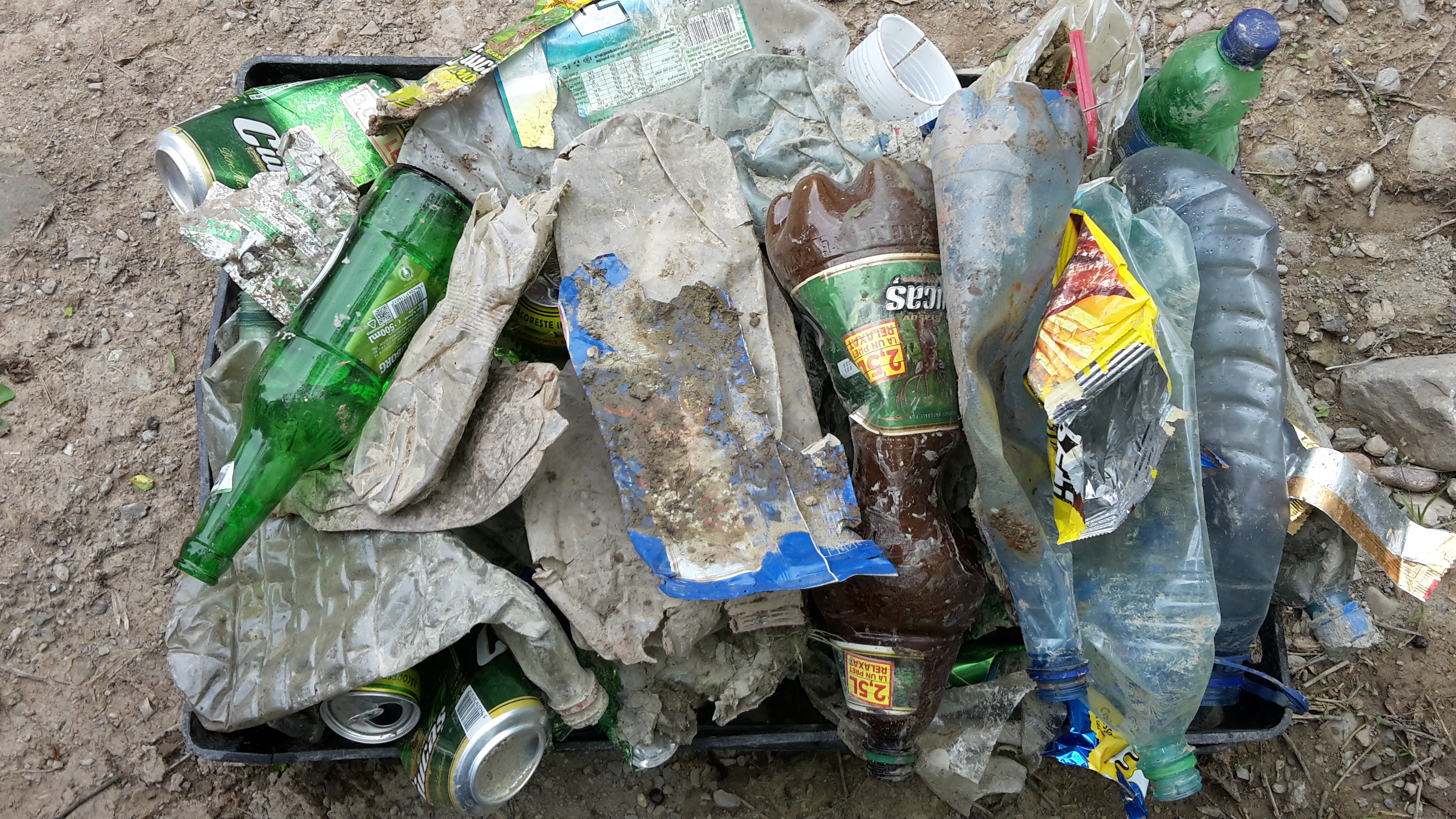 Naveta de plastic plina cu deseuri