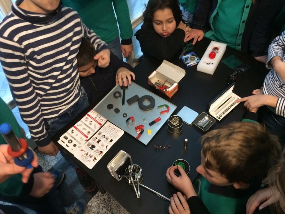 Elevii din programul Junior Achievement sunt fascinati de puterea magnetilor