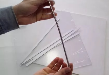 Plintele de aluminiu se prin usor cu ajutorul adezivului Plintele de aluminiu se prin usor cu ajutorul adezivului