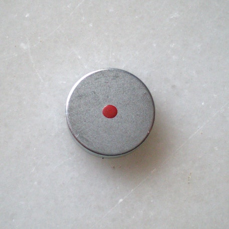 Magnetul neodim marcat cu un punct rosu pentru a indica polul